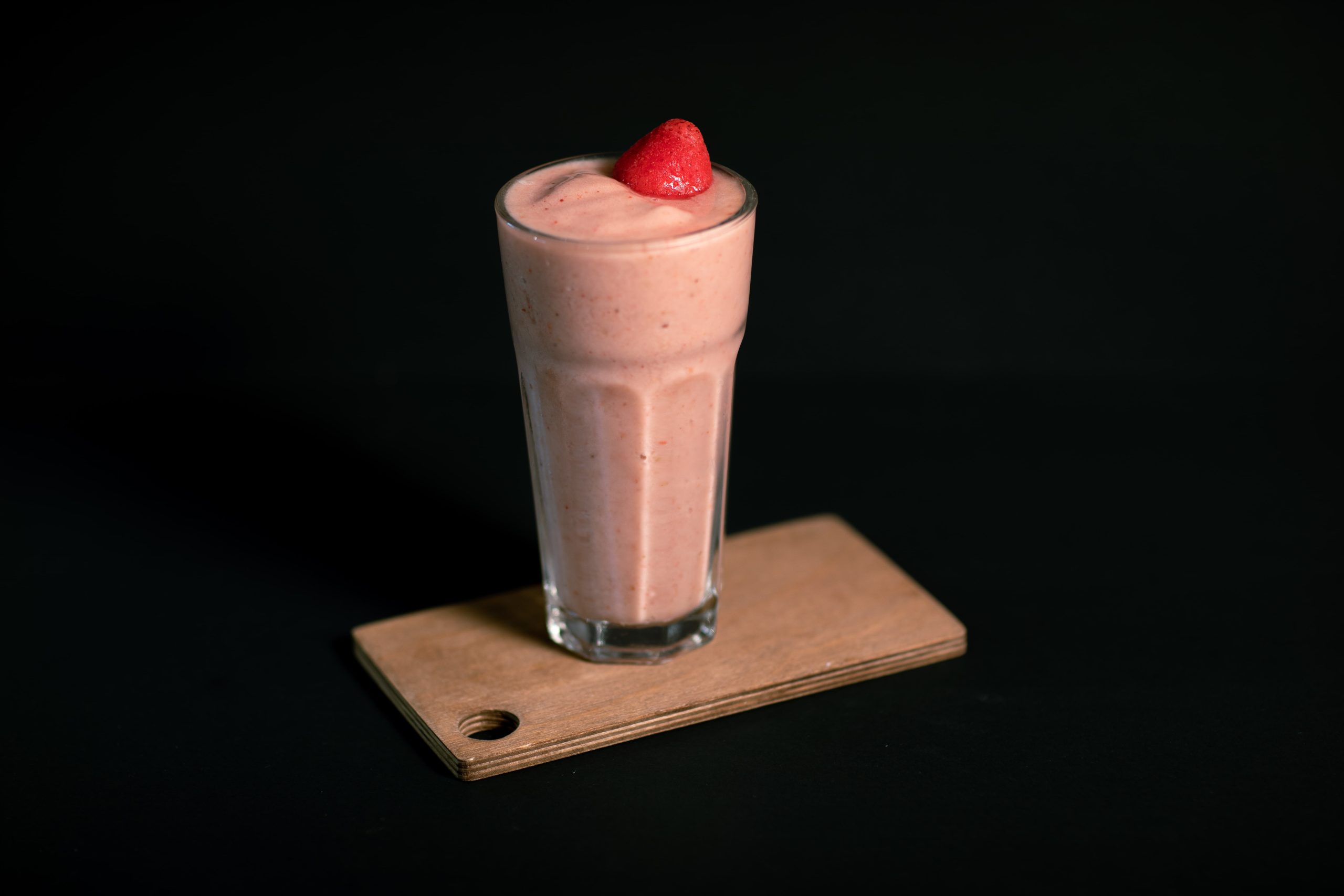 اسموتی موز و توت فرنگی