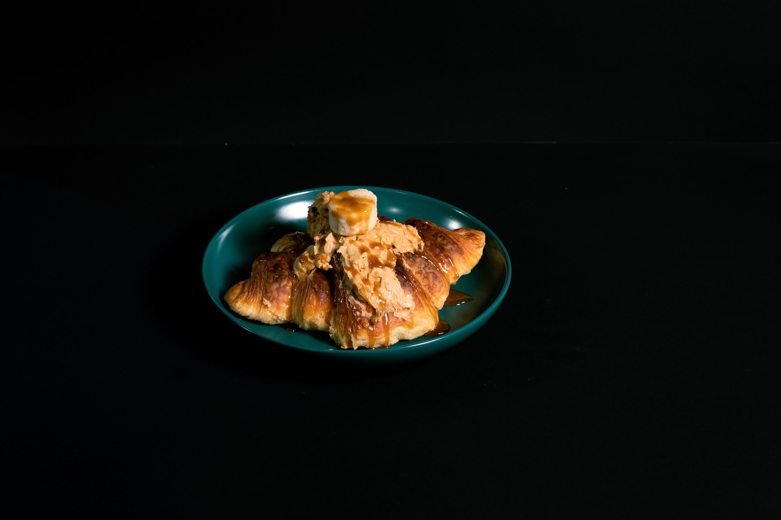 کروسان موز و کره بادام زمینی